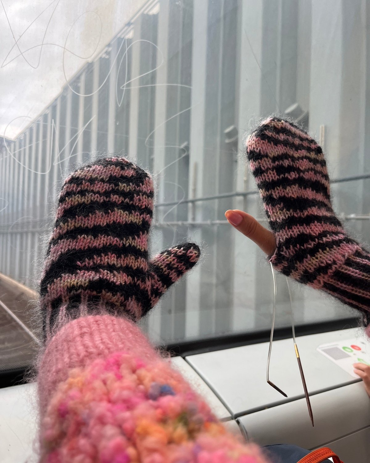 Zebra Mittens Dansk Popknit strikkeopskrift