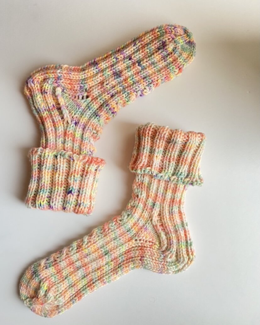 She’s A Rainbow Socks Dansk Popknit strikkeopskrift